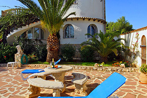 Casa Resa Belle et chaleureuse villa avec piscine privée à Jávea, Costa Blanca, Espagne pour 6 personnes. La maison est située dans une zone boisée et résidentielle près de la plage, à 1 km de la Playa Ambolo, plage de Jávea....