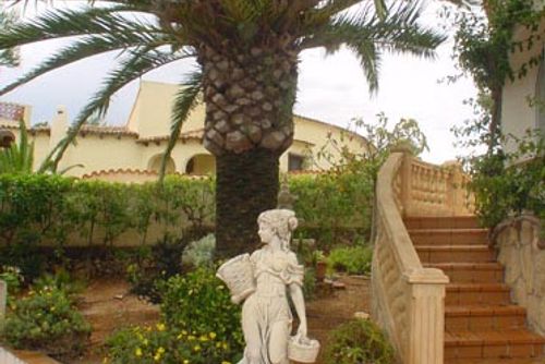 Casa Resa Superbe et joyeuse villa avec piscine privée à Javea, Costa Blanca, Espagne pour 6 personnes. La maison est située dans une zone résidentielle et boisée près de la plage, à seulement 1 km de la plage d'Ambolo, Javea....