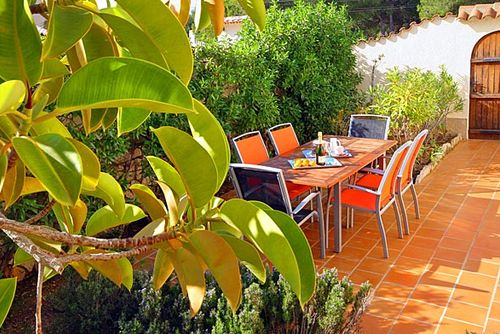 Casa Resa Beautiful and cheerful villa in Jávea, Costa Blanca, Spain with private pool for 6 persons. The house is situated in a wooded and residential beach area and is 1 km from Playa Ambolo, Jávea beach....