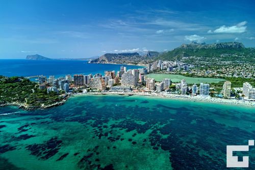 Zafiro 26C - Grupo Turis Appartement avec piscine commune à Calpe, Costa Blanca, Espagne pour 4 personnes. L'appartement est situé à proximité de restaurants et bars, commerces et supermarchés, et se trouve à 25 m de la plage de La Fossa / Levante....