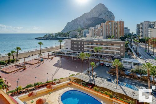 Zafiro 26C - Grupo Turis Appartement à Calpe, Costa Blanca, Espagne, avec piscine commune pour 4 personnes. L'appartement est situé à proximité de restaurants et de bars, de commerces et de supermarchés, et se trouve à 25 m de la plage de La Fossa / Levante....