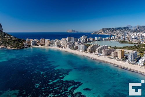 Zafiro 28C Appartamento con piscina comune a Calpe, Costa Blanca, Spagna, per 4 persone. L'appartamento è situato vicino a ristoranti e bar, negozi e supermercati, ed è a 25 m dalla spiaggia di Levante / La Fossa....
