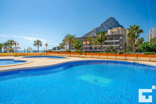 Zafiro 28C Lejlighed med fælles pool i Calpe, Costa Blanca, Spanien til 4 personer. Lejligheden ligger tæt på restauranter og barer, butikker og supermarkeder, og er kun 25 meter fra Levante / La Fossa strand....