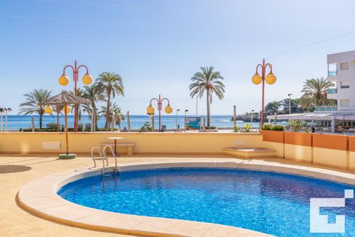 Zafiro 28C Appartamento con piscina comune a Calpe, Costa Blanca, Spagna, per 4 persone. L'appartamento è situato vicino a ristoranti e bar, negozi e supermercati, ed è a 25 m dalla spiaggia di Levante / La Fossa....