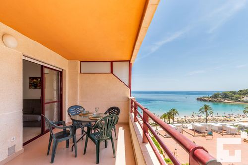 Zafiro 28C - Grupo Turis Piso en Calpe, Costa Blanca, España, con piscina comunitaria para 4 personas. El apartamento está situado cerca de restaurantes, bares, tiendas y supermercados, y se encuentra a 25 m de la playa de Levante / La Fossa....