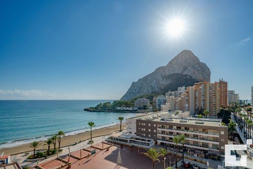 Zafiro 28C Apartamento con piscina comunitaria en Calpe, Costa Blanca, España para 4 personas. El apartamento está situado cerca de restaurantes y bares, tiendas y supermercados, y se encuentra a 25 m de la playa de Levante / La Fossa....