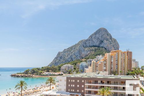 Zafiro 35B Apartment with communal pool in Calpe, Costa Blanca, Spain for 4 persons. The apartment is situated close to restaurants and bars, shops and supermarkets and at 25 m from La Fossa / Levante beach....