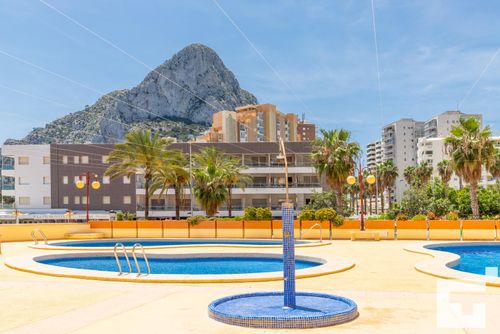 Zafiro 35B - Grupo Turis Appartement in Calpe, Costa Blanca, Spanje met gemeenschappelijk zwembad voor 4 personen. Het appartement is gelegen nabij restaurants en bars, winkels en supermarkten, en bevindt zich op 25 m van het La Fossa / Levante strand....