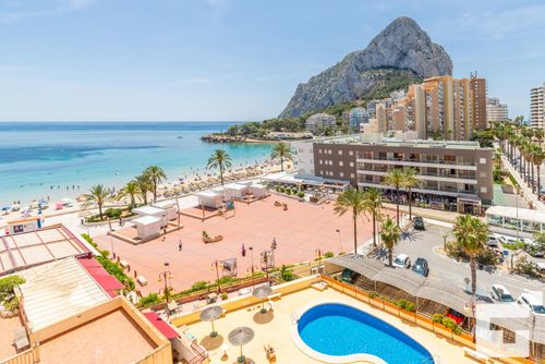 Zafiro 35B Appartement à Calpe, Costa Blanca, Espagne, avec piscine commune pour 4 personnes. L'appartement est situé à proximité de restaurants et de bars, de magasins et de supermarchés, et se trouve à 25 m de la plage de La Fossa / Levante....