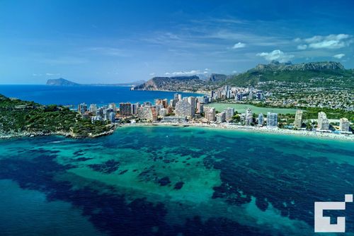 Zafiro 35C Apartment mit Gemeinschaftspool in Calpe, Costa Blanca, Spanien für 4 Personen. Das Apartment befindet sich in der Nähe von Restaurants und Bars, Geschäften und Supermärkten und ist nur 25 m vom Strand La Fossa / Levante entfernt....