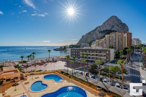 Zafiro 35C Appartement in Calpe, Costa Blanca, Spanje met gemeenschappelijk zwembad voor 4 personen. Het appartement is gelegen nabij restaurants en bars, winkels en supermarkten, en ligt op 25 m van het La Fossa / Levante strand....