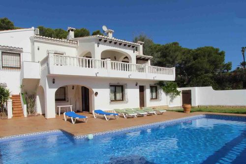 Barry Merveilleuse et classique villa à Moraira, Costa Blanca, Espagne, avec une piscine privée pour 10 personnes. La maison est située dans un quartier résidentiel et se trouve à 1 km de la plage de Cala Andrago....