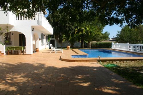 Barry Maravillosa y clásica villa en Moraira, Costa Blanca, España, con piscina privada para 10 personas. La casa se encuentra en una zona residencial y está a 1 km de la playa de Cala Andrago....