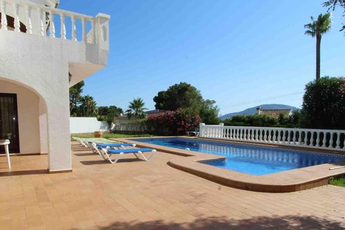 Barry Wunderbare und klassische Villa in Moraira, Costa Blanca, Spanien, mit einem privaten Pool für 10 Personen. Das Haus befindet sich in einer Wohngegend und ist 1 km vom Cala Andrago Strand entfernt....