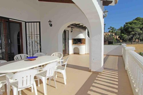 Barry Maravillosa y clásica villa en Moraira, Costa Blanca, España, con piscina privada para 10 personas. La casa se encuentra en una zona residencial y está a 1 km de la playa Cala Andrago....