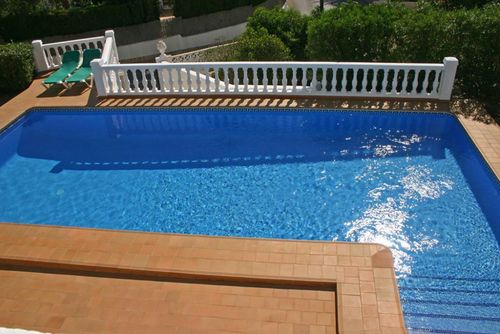 Barry Meravigliosa e classica villa a Moraira, Costa Blanca, Spagna, con piscina privata per 10 persone. La casa si trova in un'area residenziale e dista 1 km dalla spiaggia di Cala Andrago....
