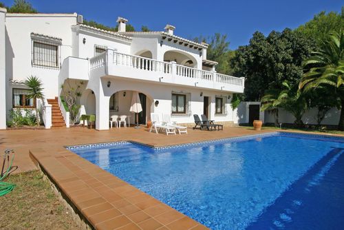 Barry 6 Encantadora y clásica villa con piscina privada en Moraira, Costa Blanca, España, para 6 personas. La casa está situada en una zona residencial y se encuentra a 1 km de la playa Cala Andrago....