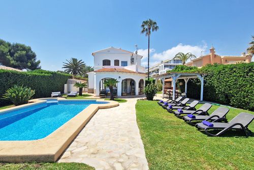 Villa Charlie Villa di Denia, Costa Blanca, Spanyol dengan kolam renang pribadi untuk 12 orang. Rumah ini terletak 25 m dari pantai Almadrava....