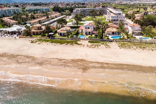 Villa Charlie Villa in Denia, Costa Blanca, Spanien mit privatem Pool für 12 Personen. Das Haus befindet sich 25 m vom Almadrava-Strand entfernt....
