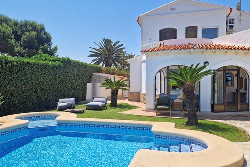 Villa Charlie Villa in Denia, Costa Blanca, Spanien mit privatem Pool für 12 Personen. Das Haus befindet sich 25 m vom Almadrava-Strand entfernt....