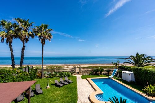 Villa Charlie Villa in Denia, Costa Blanca, Spanje met privézwembad voor 12 personen. Het huis is gelegen op 25 m van het Almadrava strand....