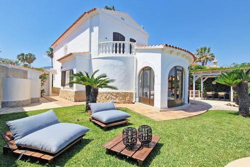 Villa Charlie Villa in Denia, Costa Blanca, Spanien mit privatem Pool für 12 Personen. Das Haus befindet sich 25 m vom Almadrava-Strand entfernt....
