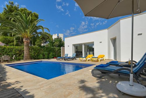 Mercedes Moderne en comfortabele villa in Jávea, Costa Blanca, Spanje met privézwembad voor 8 personen. Het huis is gelegen in een kustgebied met bossen en een woonwijk....