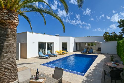 Mercedes Moderne und komfortable Villa in Xàbia, Costa Blanca, Spanien mit privatem Pool für 8 Personen. Das Haus befindet sich in einer Küsten-, Wald- und Wohngegend....