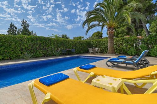 Mercedes Moderne en comfortabele villa in Jávea, Costa Blanca, Spanje met privézwembad voor 8 personen. Het huis is gelegen in een kustgebied met bossen en een woonwijk....