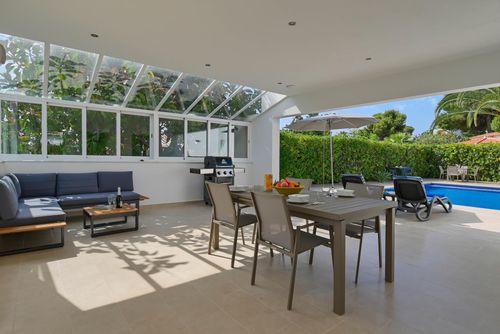 Mercedes Villa moderna y cómoda en Xàbia, Costa Blanca, España con piscina privada para 8 personas. La casa está situada en una zona costera, arbolada y residencial....