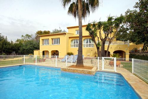 Les Carrasquetes Grande et belle villa avec piscine privée à Xàbia, Costa Blanca, Espagne pour 8 personnes. La maison est située dans une zone côtière, boisée et résidentielle, à proximité des restaurants et des bars....