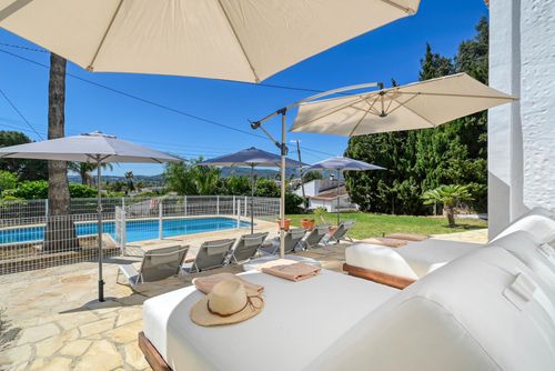 Les Carrasquetes Grande et belle villa avec piscine privée à Xàbia, Costa Blanca, Espagne pour 8 personnes. La maison est située dans une zone côtière, boisée et résidentielle, à proximité des restaurants et des bars....