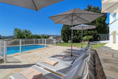 Les Carrasquetes Amplia y agradable villa con piscina privada en Jávea, Costa Blanca, España para 8 personas. La casa está situada en una zona costera, arbolada y residencial, cerca de restaurantes y bares....