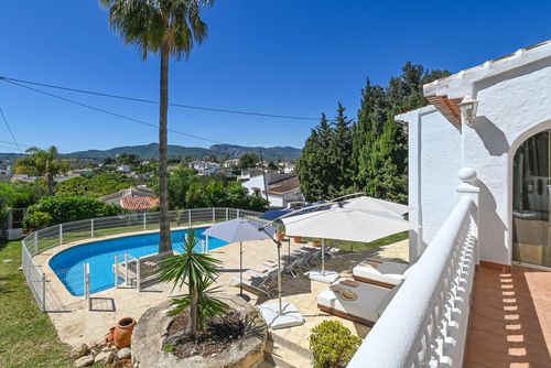 Les Carrasquetes Amplia y agradable villa con piscina privada en Jávea, Costa Blanca, España para 8 personas. La casa está situada en una zona costera, arbolada y residencial, cerca de restaurantes y bares....