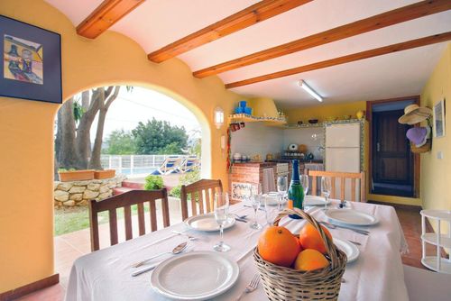 Les Carrasquetes Grande et belle villa avec piscine privée à Xàbia, Costa Blanca, Espagne pour 8 personnes. La maison est située dans une zone côtière, boisée et résidentielle, à proximité des restaurants et des bars....