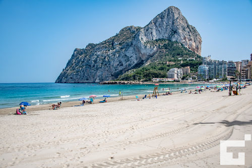 Topacio I 32A Appartement met gemeenschappelijk zwembad in Calpe, Costa Blanca, Spanje voor 6 personen. Het appartement is gelegen nabij restaurants en bars, winkels en supermarkten, en ligt op 100 m van het Levante of La Fossa strand....