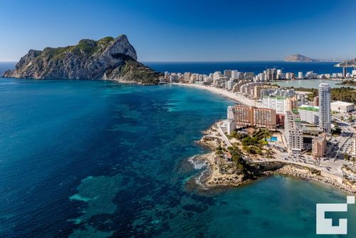Topacio I 32A Apartment mit Gemeinschaftspool in Calpe, Costa Blanca, Spanien für 6 Personen. Das Apartment befindet sich in der Nähe von Restaurants und Bars, Geschäften und Supermärkten und ist 100 m vom Levante- oder La Fossa-Strand entfernt....