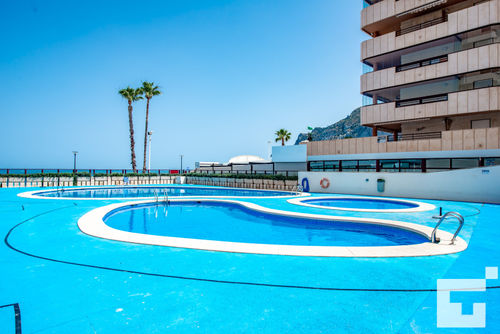 Topacio I 32A Apartment mit Gemeinschaftspool in Calpe, Costa Blanca, Spanien für 6 Personen. Das Apartment befindet sich in der Nähe von Restaurants und Bars, Geschäften und Supermärkten und ist 100 m vom Levante- oder La Fossa-Strand entfernt....