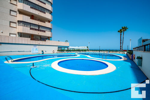 Topacio I 32A Appartement met gemeenschappelijk zwembad in Calpe, Costa Blanca, Spanje voor 6 personen. Het appartement is gelegen nabij restaurants en bars, winkels en supermarkten, en ligt op 100 m van het Levante of La Fossa strand....