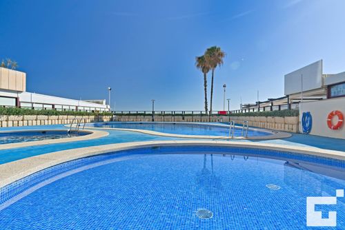 Topacio I 32A Apartment mit Gemeinschaftspool in Calpe, Costa Blanca, Spanien für 6 Personen. Das Apartment befindet sich in der Nähe von Restaurants und Bars, Geschäften und Supermärkten und ist 100 m vom Levante- oder La Fossa-Strand entfernt....