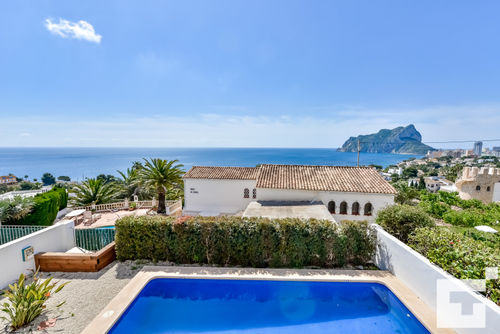 Mirador de Bassetes 14 Schöne und komfortable Villa mit privatem und Gemeinschaftspool in Calpe, Costa Blanca, Spanien für 6 Personen. Das Haus befindet sich in einer Wohngegend und ist 1 km vom Strand La Fustera entfernt....