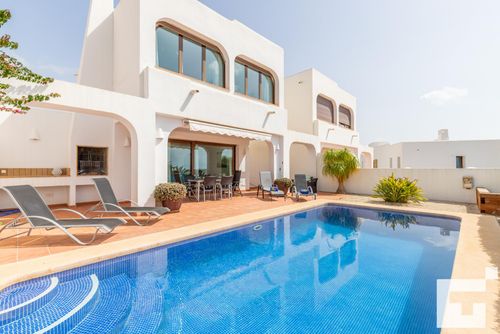 Mirador de Bassetes 14 Prachtige en comfortabele villa in Calpe, Costa Blanca, Spanje met privé- en gemeenschappelijke zwembaden voor 6 personen. Het huis is gelegen in een woonwijk en bevindt zich op 1 km van het strand van La Fustera....