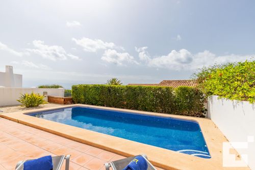 Mirador de Bassetes 14 Mooie en comfortabele villa met privé- en gemeenschappelijk zwembad in Calpe, Costa Blanca, Spanje voor 6 personen. Het huis is gelegen in een woonwijk en bevindt zich op 1 km van het strand van La Fustera....