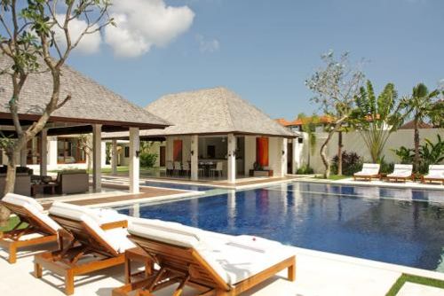 Asante Hermosa y lujosa villa con piscina privada en Canggu, Bali, Indonesia, para 8 personas. La villa está situada en una zona rural de playa y se encuentra a 200 m de Echo Beach....
