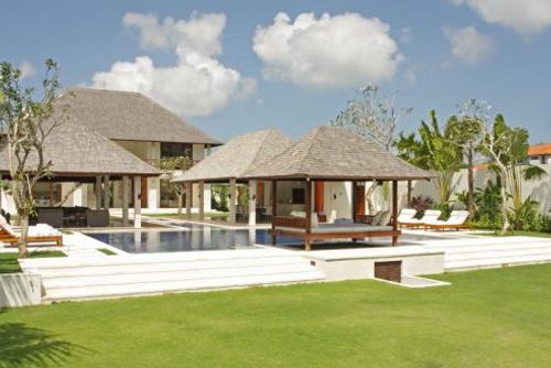 Asante Prachtige en luxe villa met privézwembad in Canggu, Bali, Indonesië voor 8 personen. De villa is gelegen in een landelijke strandomgeving en ligt op 200 m van Echo Beach....