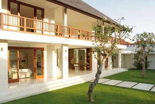 Asante Magnifique et luxueuse villa avec piscine privée à Canggu, Bali, Indonésie, pouvant accueillir 8 personnes. La villa est située dans une zone rurale proche de la plage et se trouve à 200 m de la plage d'Echo....