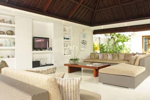 Asante Bellissima e lussuosa villa con piscina privata a Canggu, Bali, Indonesia, per 8 persone. La villa è situata in una zona rurale vicino alla spiaggia ed è a 200 m dalla Echo Beach....