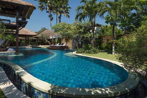 Asta Grande e lussuosa villa con piscina privata a Seminyak, Bali, Indonesia, per 10 persone. La villa è situata in una zona residenziale vicino alla spiaggia, a pochi passi da ristoranti e bar, negozi e supermercati, e si trova a 200 m dalla spiaggia di Batu Belig....