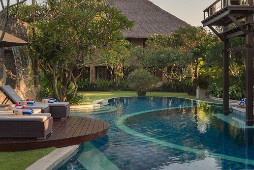Asta Grande e lussuosa villa con piscina privata a Seminyak, Bali, Indonesia, per 10 persone. La villa è situata in una zona residenziale vicino alla spiaggia, a pochi passi da ristoranti e bar, negozi e supermercati, e si trova a 200 m dalla spiaggia di Batu Belig....