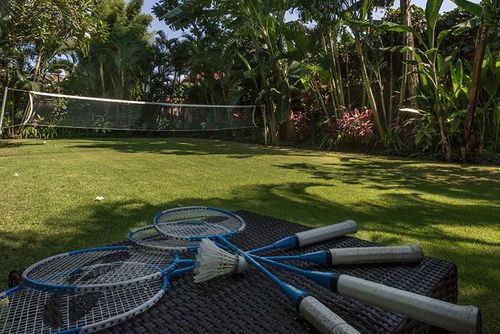 Asta Grande et luxueuse villa avec piscine privée à Seminyak, Bali, Indonésie, pouvant accueillir 10 personnes. La villa est située dans un quartier résidentiel proche de la plage, à proximité des restaurants, bars, boutiques et supermarchés, et se trouve à 200 m de la plage de Batu Belig....